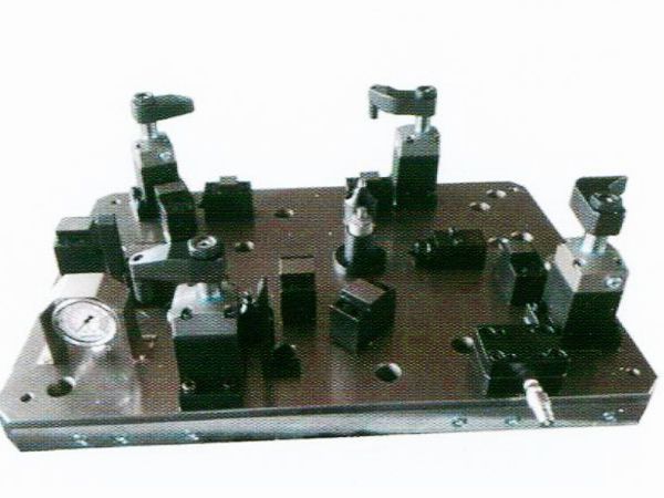 齒(chi)輪室罩(zhao)蓋(gai)液壓(ya)裌(jia)具(ju)